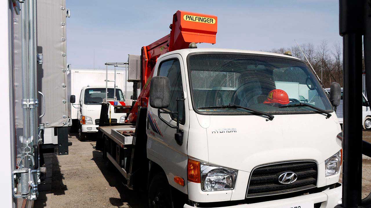 Hyundai HD 78 Автовышка Palfinger спереди справа