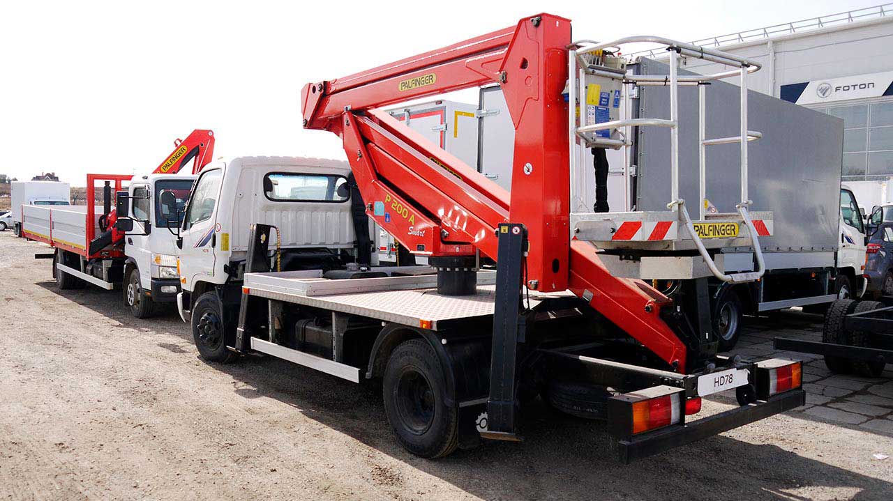 Hyundai HD 78 красный Palfinger сзади и слева