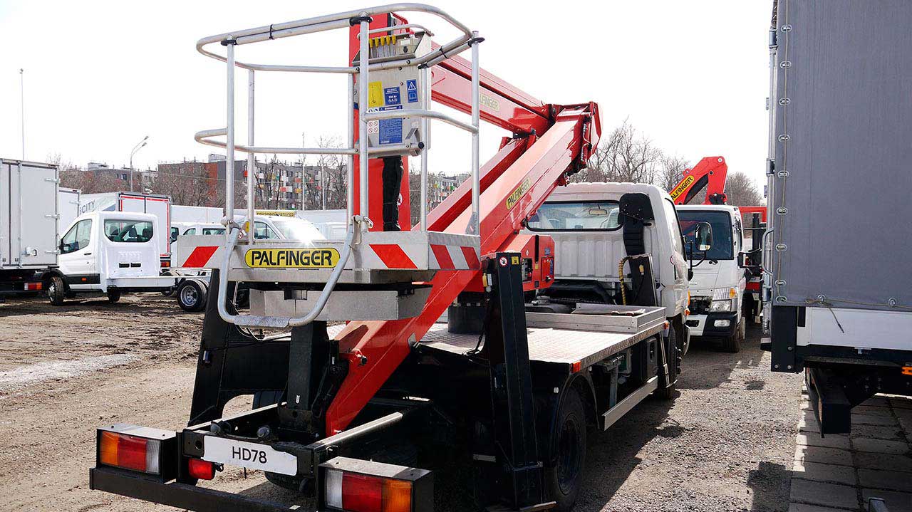 Hyundai HD 78 Palfinger сзади и справа (красный цвет вышки)