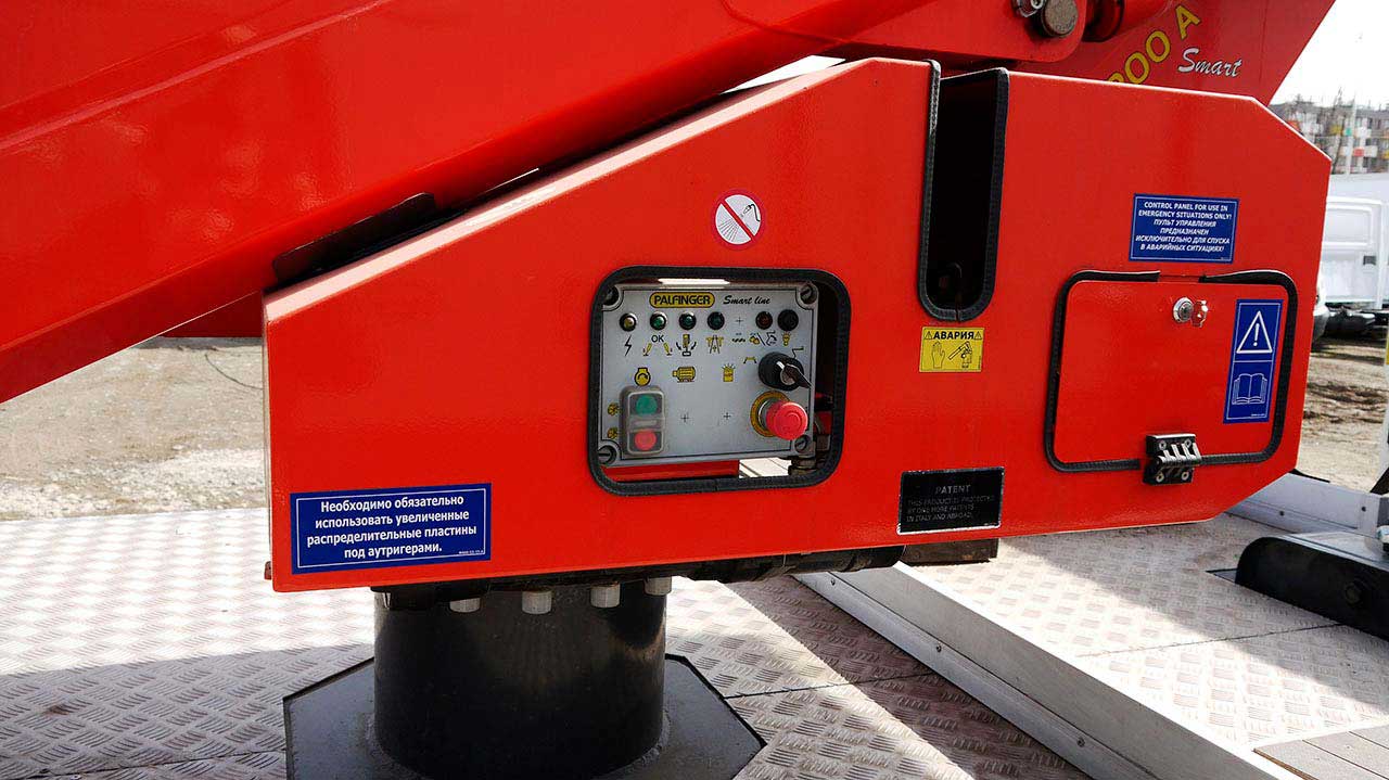 Hyundai HD 78 Автовышка органы управления вышкой оператора с земли