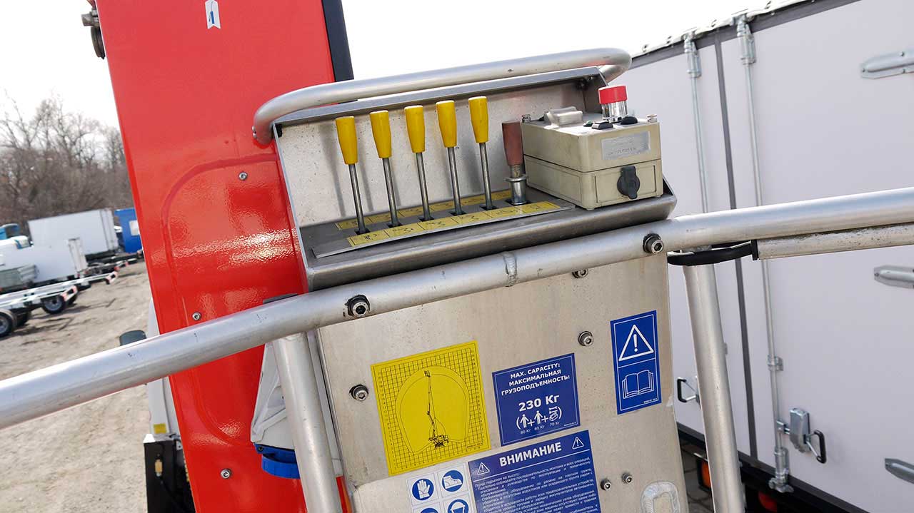 Hyundai HD 78 Palfinger органы управления в корзине