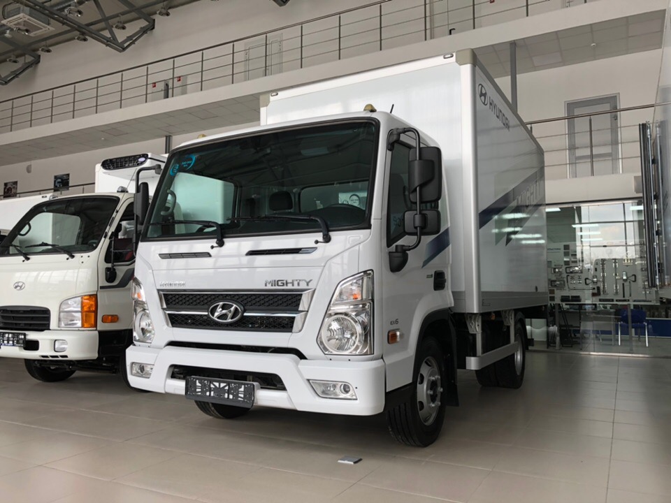 Hyundai Mighty Фургон промтоварный с боковой дверью - спереди слева в автосалоне