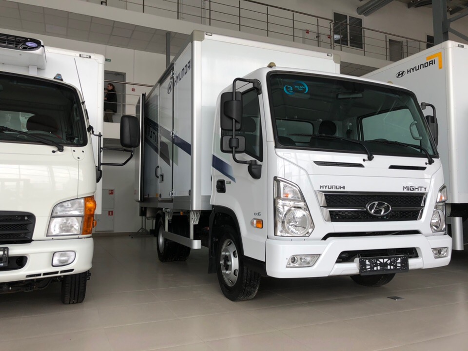Hyundai Mighty Фургон промтоварный с боковой дверью - спереди справа в автосалоне