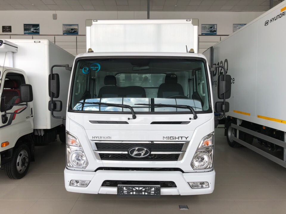 Hyundai Mighty Фургон промтоварный с боковой дверью - спереди лицевая часть кабины