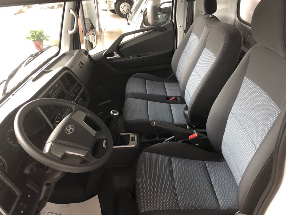 Hyundai Mighty Фургон промтоварный с боковой дверью - салон грузового автомобиля