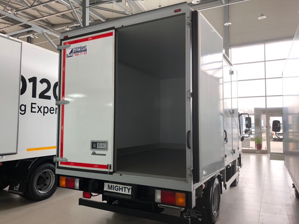 Hyundai Mighty Фургон промтоварный с боковой дверью - с открытой дверью фургона