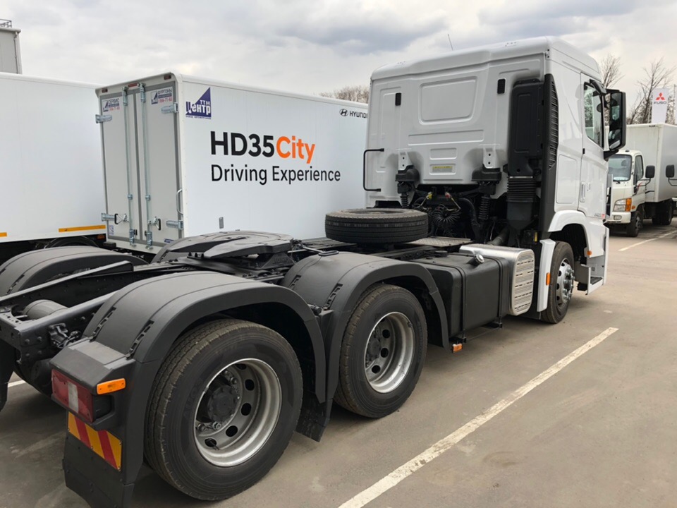 Тягач Hyundai Xcient H420 6x4 вид справа и сзади